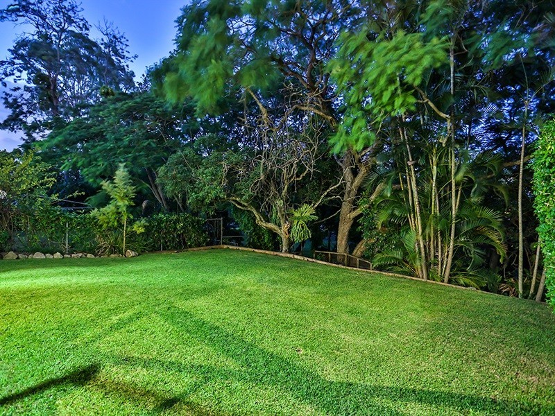 15 Oatland Crescent, Holland Park West QLD 4121