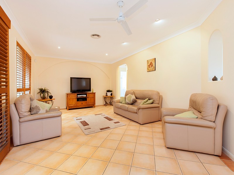 16 Pleasant Place, Wishart QLD 4122