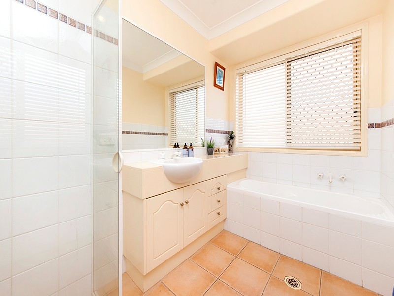 16 Pleasant Place, Wishart QLD 4122