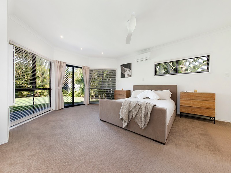 11 WOODLAND ST, Carindale QLD 4152