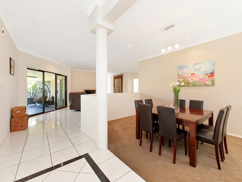 11 WOODLAND ST, Carindale QLD 4152