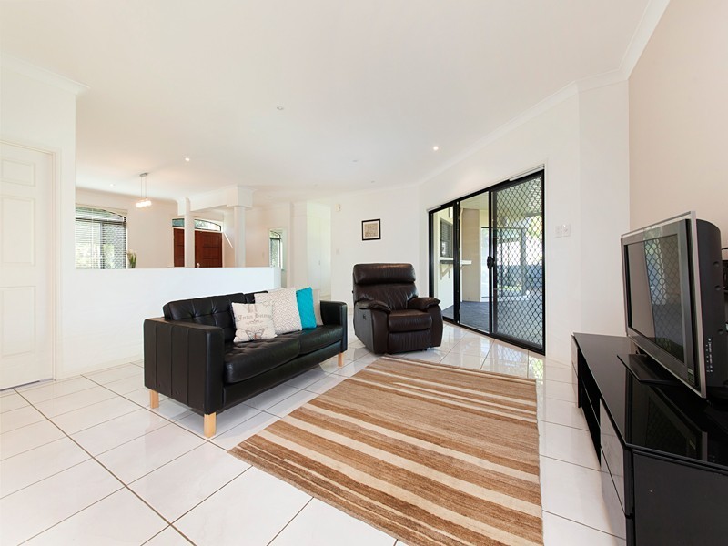 11 WOODLAND ST, Carindale QLD 4152