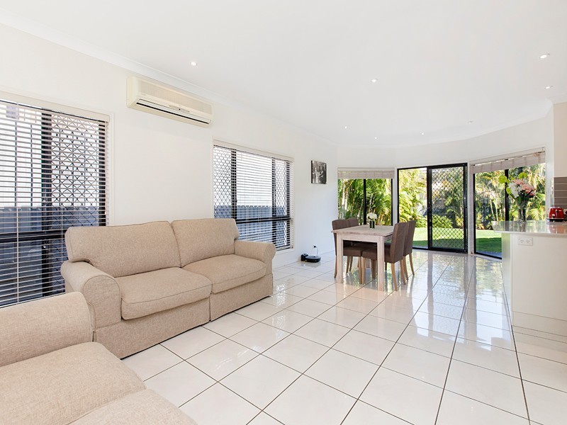 11 WOODLAND ST, Carindale QLD 4152