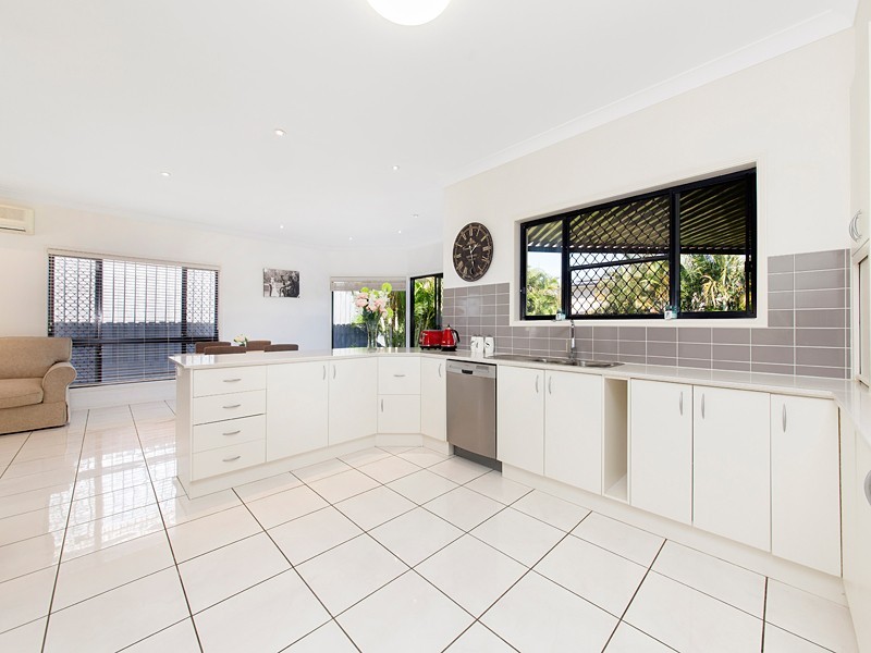 11 WOODLAND ST, Carindale QLD 4152