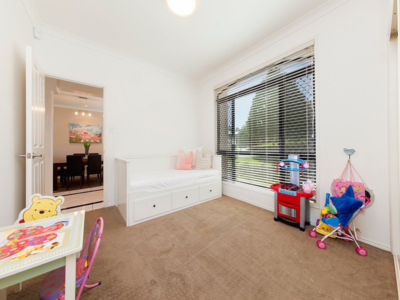 11 WOODLAND ST, Carindale QLD 4152