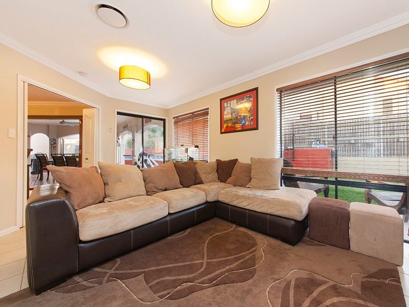 11 Ashbourne Close, Carindale QLD 4152