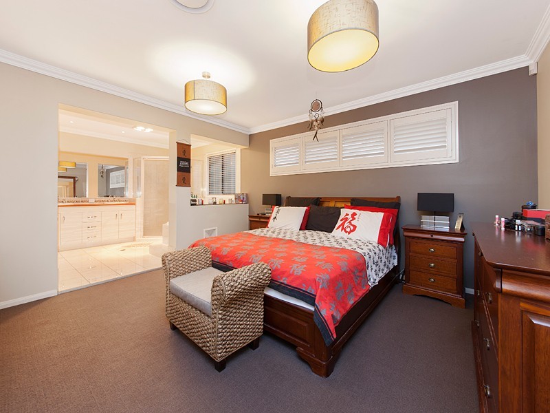 11 Ashbourne Close, Carindale QLD 4152