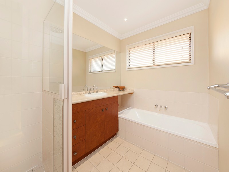 11 Ashbourne Close, Carindale QLD 4152