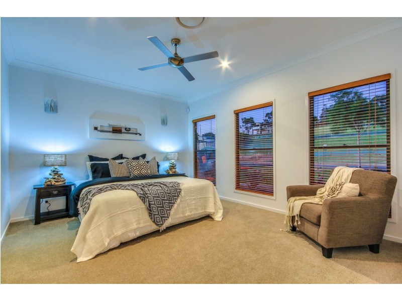 19 Birkenhead Place, Carindale QLD 4152