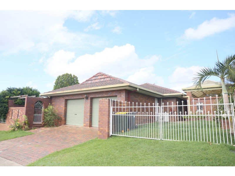 8 Bors Street, Carindale QLD 4152