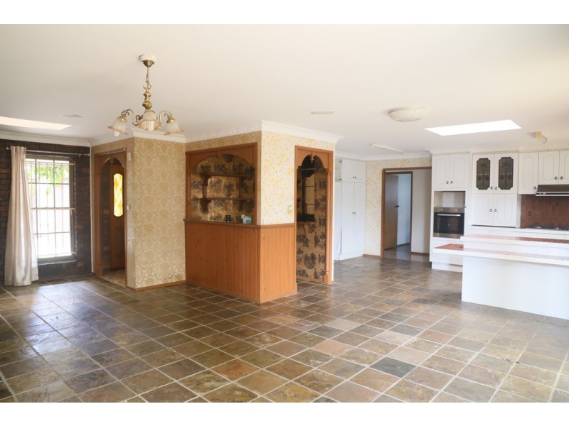 8 Bors Street, Carindale QLD 4152