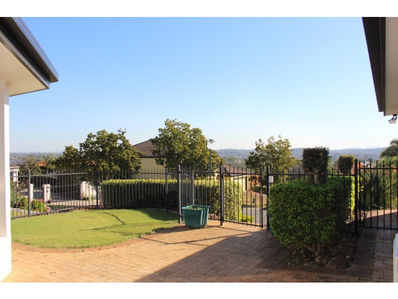 10 Royal Court, Carindale QLD 4152