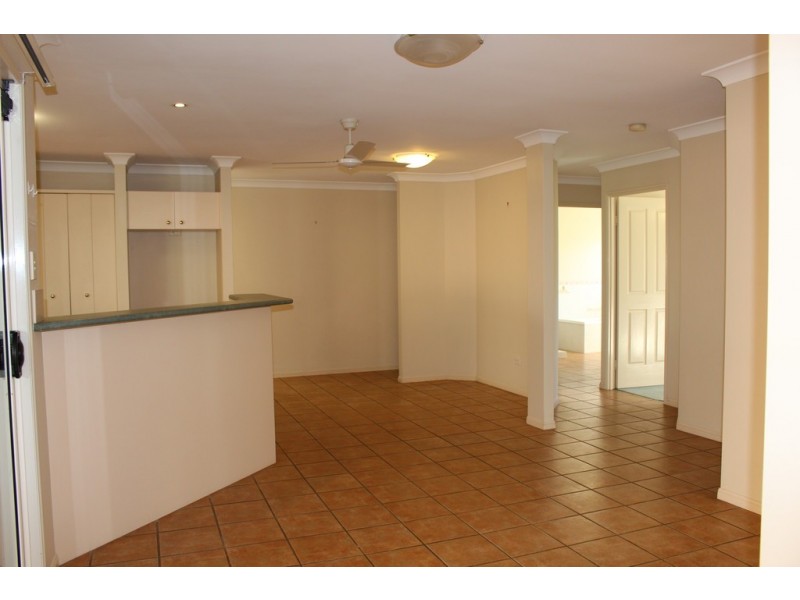 10 Royal Court, Carindale QLD 4152