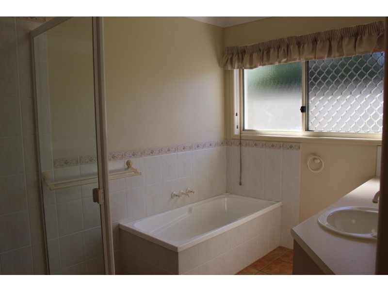 10 Royal Court, Carindale QLD 4152