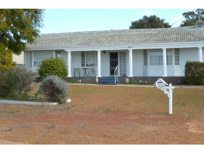 125 McLennan Street, Quairading WA 6383