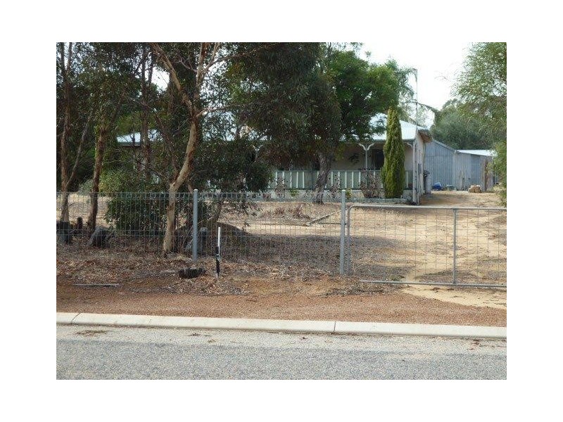 11 Ashton Street, Quairading WA 6383