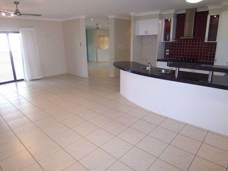 Bushland Beach QLD 4818