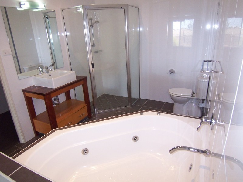 Bushland Beach QLD 4818