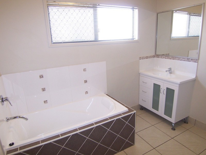 Bushland Beach QLD 4818