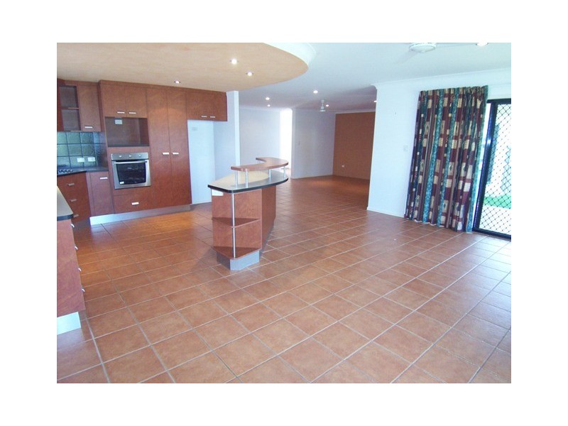 Bushland Beach QLD 4818