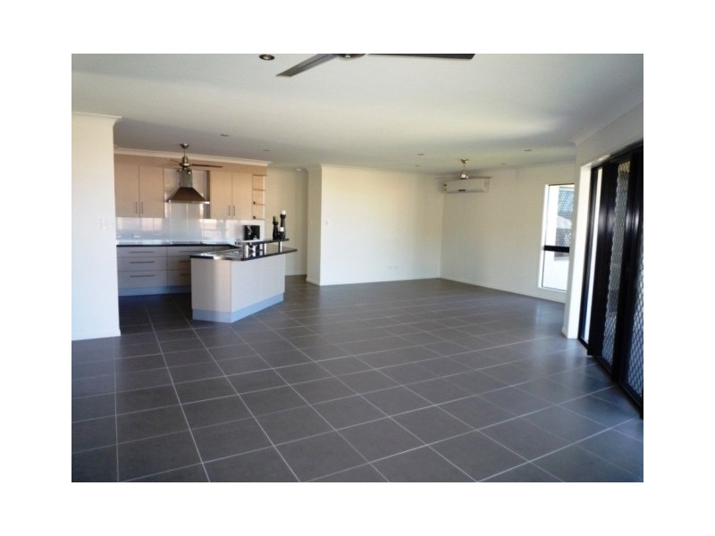 Bushland Beach QLD 4818