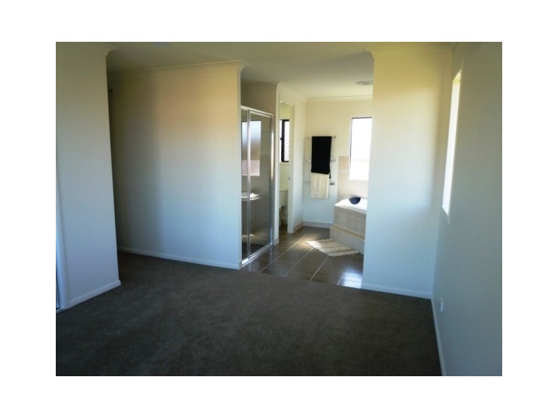 Bushland Beach QLD 4818