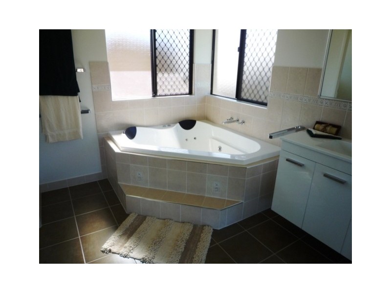 Bushland Beach QLD 4818