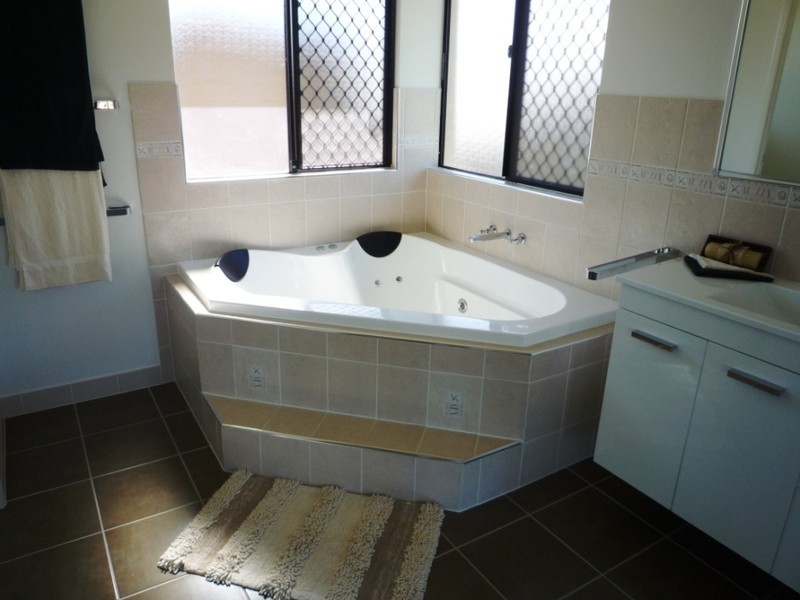 Bushland Beach QLD 4818