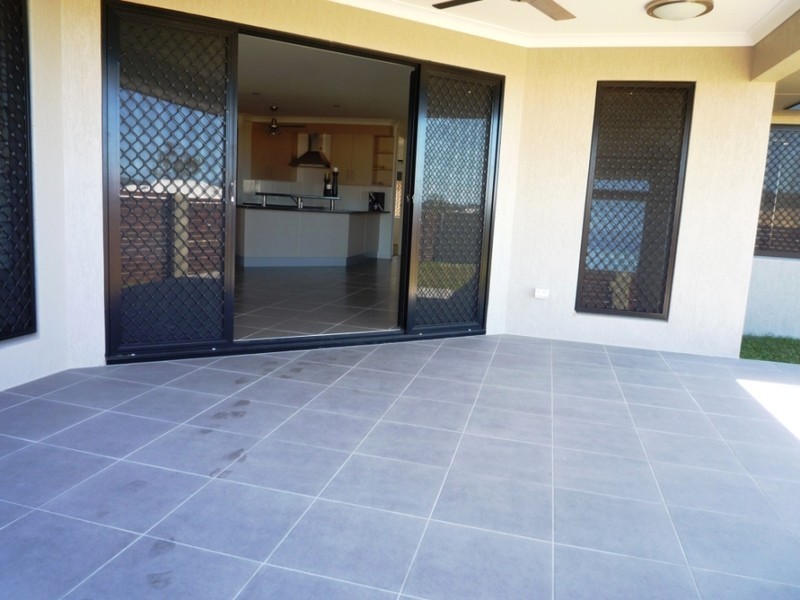 Bushland Beach QLD 4818