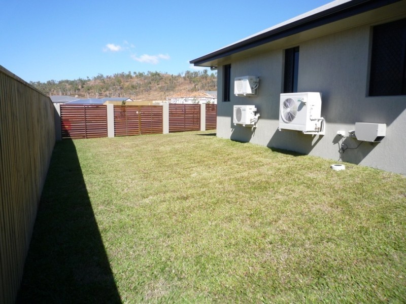 Bushland Beach QLD 4818