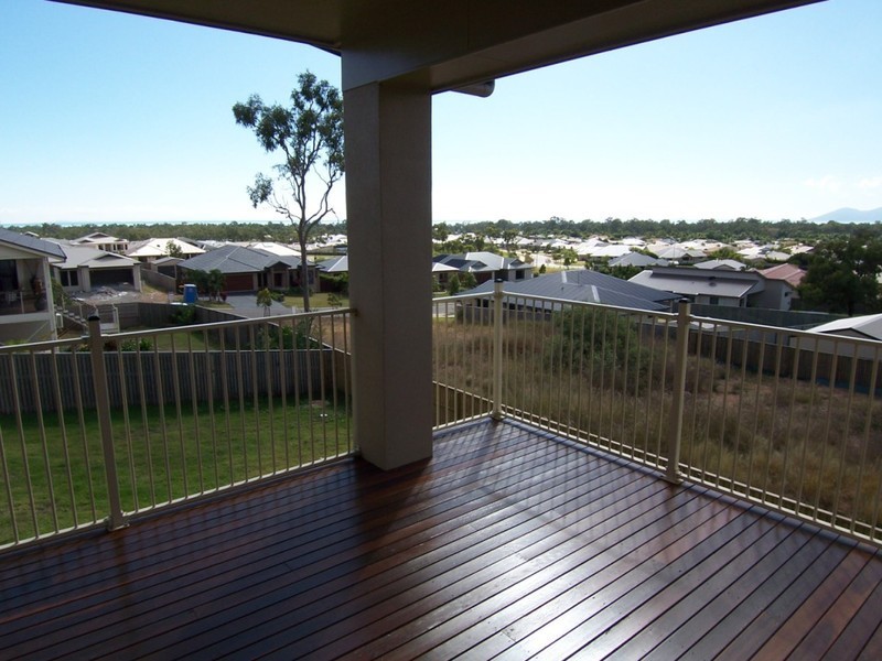 Bushland Beach QLD 4818