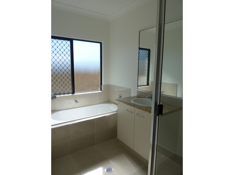 Bushland Beach QLD 4818