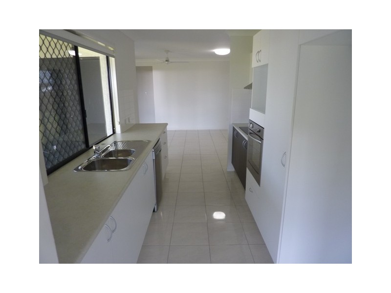 Bushland Beach QLD 4818