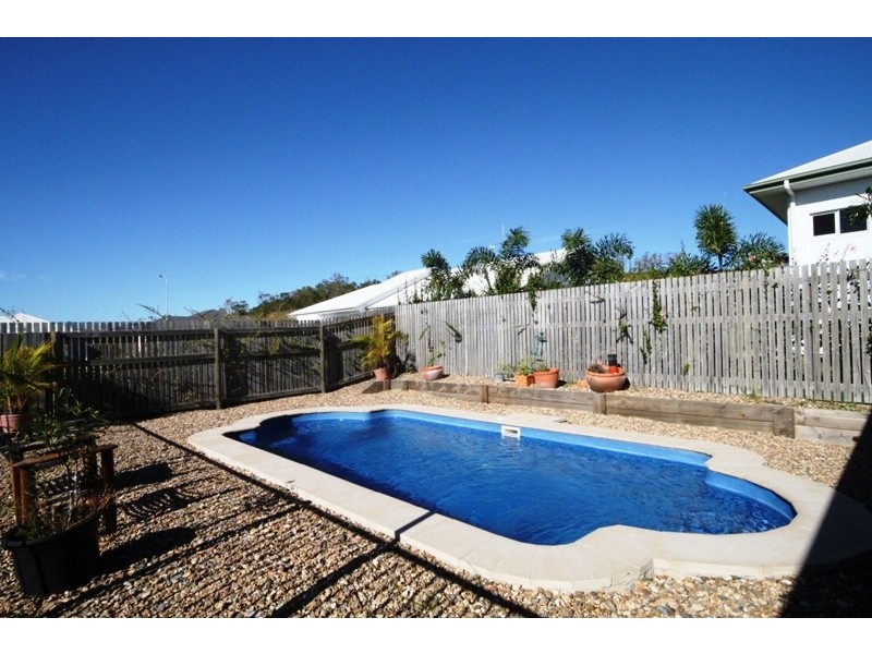 Bushland Beach QLD 4818