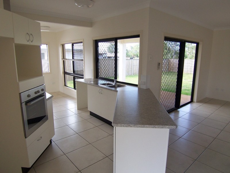 Bushland Beach QLD 4818