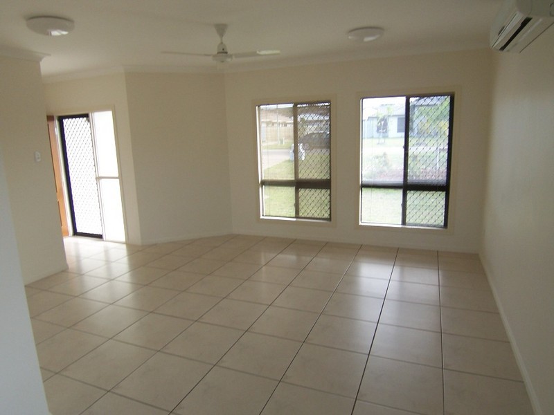 Bushland Beach QLD 4818