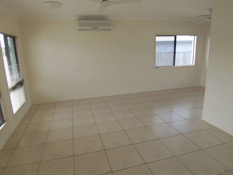 Bushland Beach QLD 4818