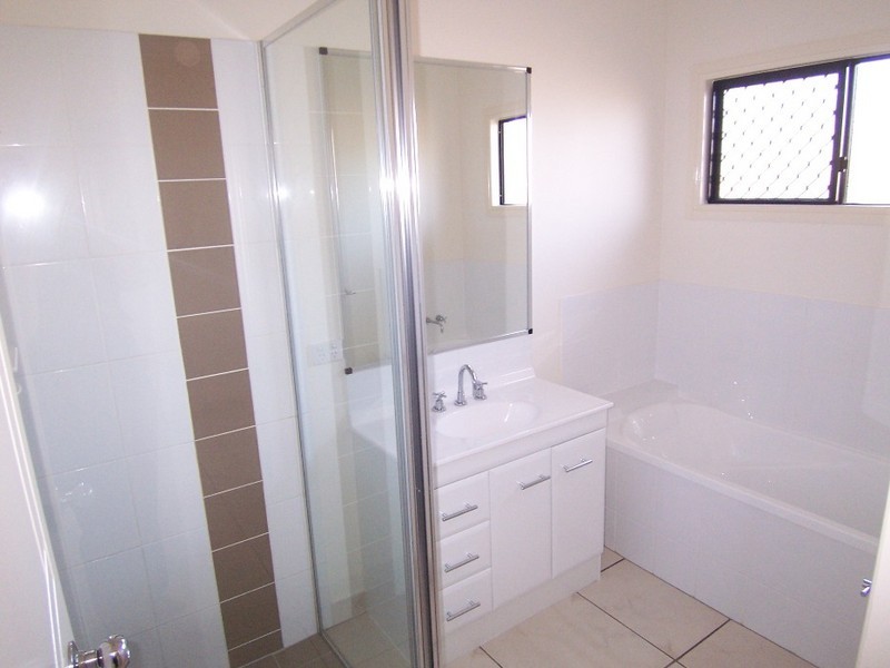 Bushland Beach QLD 4818