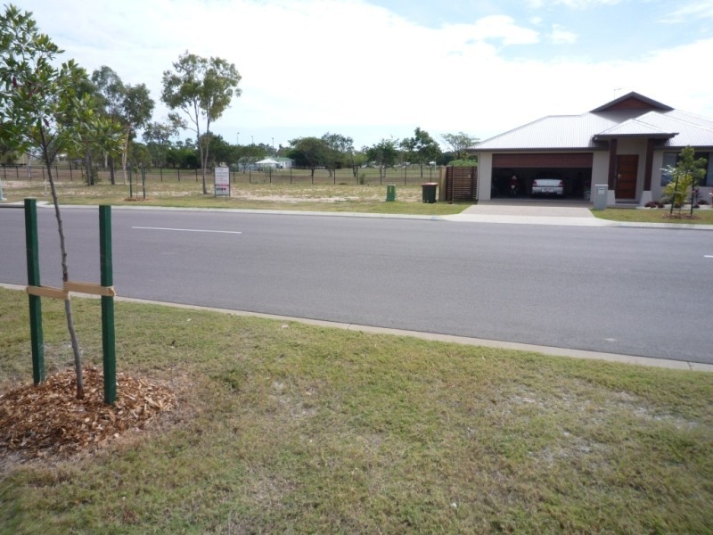 39 Hillock Crescent, Bushland Beach QLD 4818