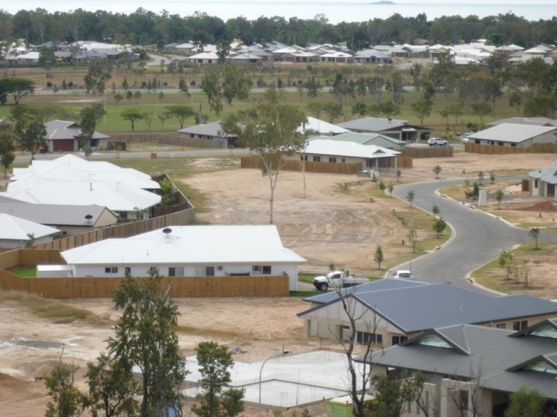 39 Hillock Crescent, Bushland Beach QLD 4818