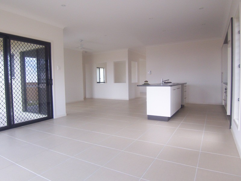 62 Hillock Crescent, Bushland Beach QLD 4818