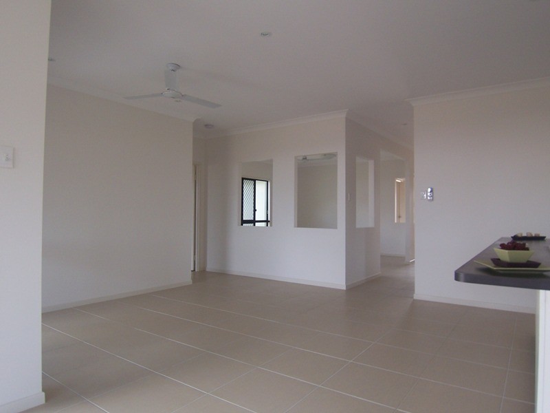 62 Hillock Crescent, Bushland Beach QLD 4818