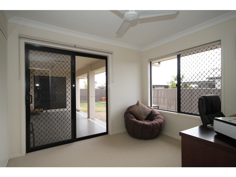 52 Hillock Crescent, Bushland Beach QLD 4818