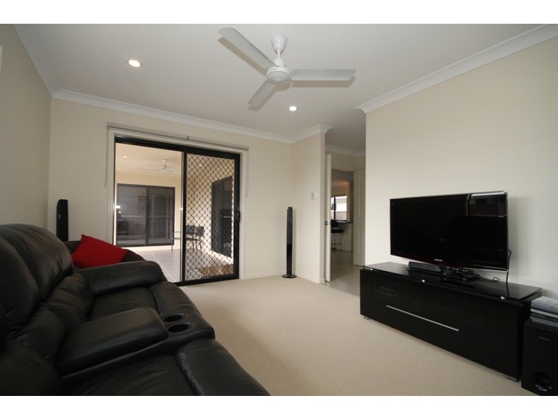 52 Hillock Crescent, Bushland Beach QLD 4818