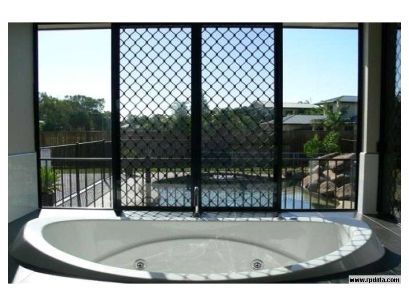 Bushland Beach QLD 4818