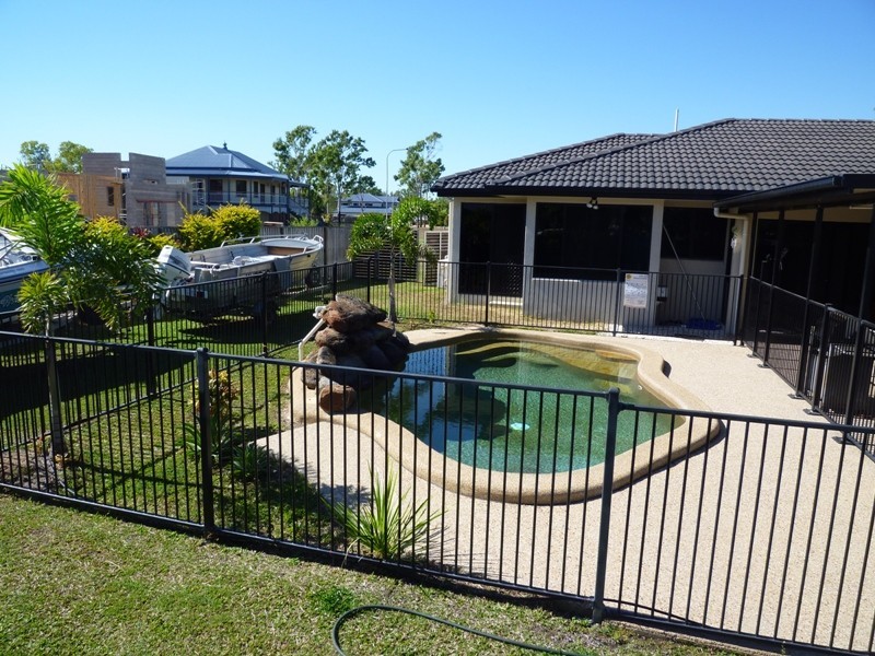 Bushland Beach QLD 4818