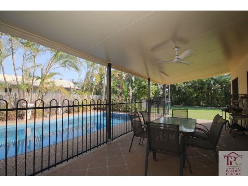 Bushland Beach QLD 4818