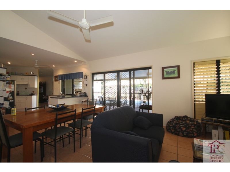 Bushland Beach QLD 4818