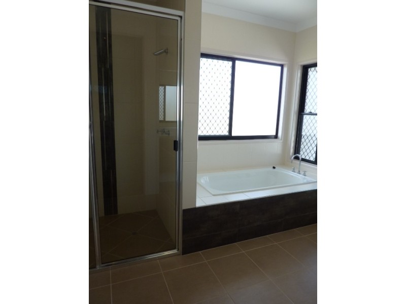 Bushland Beach QLD 4818