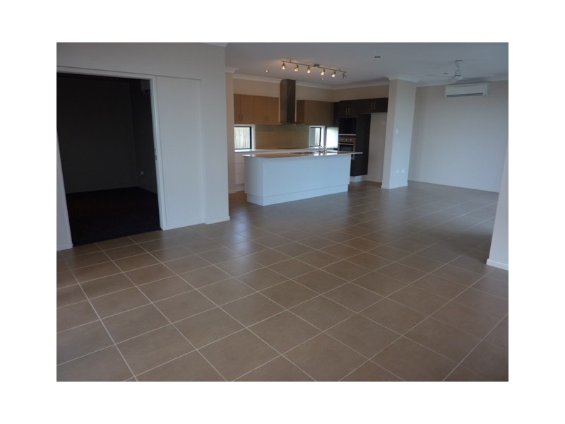 Bushland Beach QLD 4818